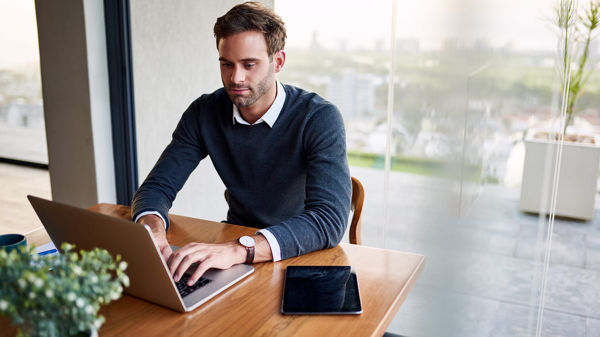 Werken achter laptop